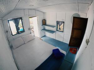 an overhead view of a bedroom in an rv at Munchies Bungalows in Koh Phangan
