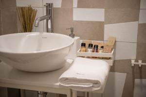 A bathroom at Amatè Suite