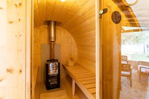 uma cabina de madeira com um fogão a lenha num quarto em Holiday Home Kerniat em Sisan