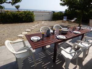 En restaurant eller et spisested på Villa T5 climatisée - Front de Mer - Narbonne Plage