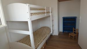 Bunk bed o mga bunk bed sa kuwarto sa Villa T5 climatisée - Front de Mer - Narbonne Plage