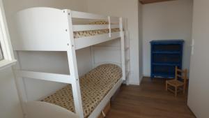 Palanda nebo palandy na pokoji v ubytování Villa T5 climatisée - Front de Mer - Narbonne Plage