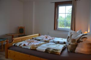 
Ein Bett oder Betten in einem Zimmer der Unterkunft Waldgasthof Bad Einsiedel
