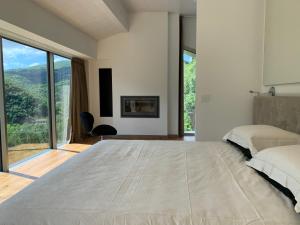 Llit o llits en una habitació de La Forestale Luxury Ecolodge - La Suite Royale