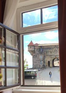 uma janela com vista para um castelo em Appartements am Schloss em Tübingen