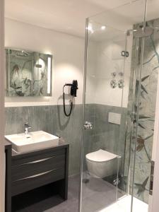 圖賓根的住宿－Appartements am Schloss，带淋浴、盥洗盆和卫生间的浴室