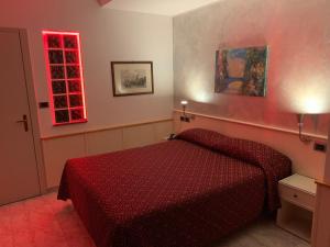 Postel nebo postele na pokoji v ubytování Hotel Malpensafiera