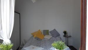 モンデッロにあるVilla Mariaのベッド1台(枕付)、窓が備わる客室です。