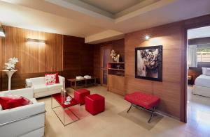 sala de estar con sofá blanco y sillas rojas en Karvouno Villas, en Sivota