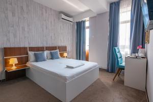 Postel nebo postele na pokoji v ubytování Hotel Bordeaux