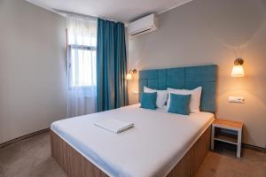 Postel nebo postele na pokoji v ubytování Hotel Bordeaux