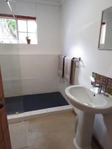 Kylpyhuone majoituspaikassa Caledon Protea Cottage