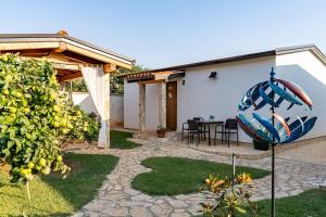 uma casa com uma prancha de surf no quintal em Holiday Home Kerniat em Sisan
