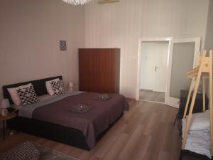 Posteľ alebo postele v izbe v ubytovaní Palace - Belvárosi Apartman Eger