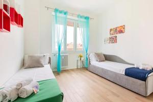 ein Wohnzimmer mit 2 Betten und einem Sofa in der Unterkunft Central Maya Apartment in Mailand