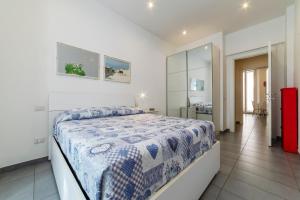 - une chambre avec un grand lit et un miroir dans l'établissement Porta Pia & Villa Torlonia Apartment with Balcony, à Rome