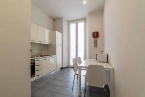 A kitchen or kitchenette at Porta Pia & Villa Torlonia Apartment with Balcony