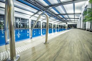 una piscina con corrimano metallico in un edificio di Crystal Hotel & SPA a Bakuriani