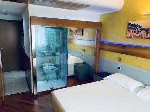 Postel nebo postele na pokoji v ubytování Hotel Malpensafiera