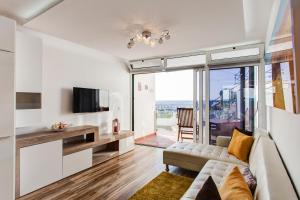 salon z kanapą i telewizorem w obiekcie Marlin I Puerto del Carmen w Puerto del Carmen