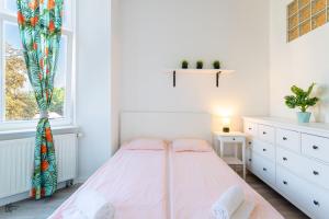 ソポトにあるVictus Apartamenty, Apartamenty Alicanteの白いベッドルーム(ベッド1台、窓付)