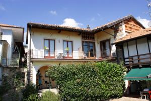 een groot huis met balkons aan de zijkant bij Casa Patrone in Nebbiuno