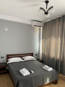 sypialnia z łóżkiem z dwoma ręcznikami w obiekcie NIKO’S HOUSE w mieście Greci