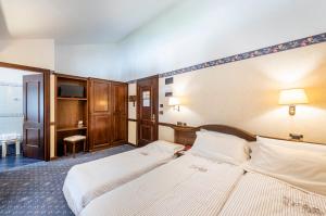 Un pat sau paturi într-o cameră la Hotel Petit Prince
