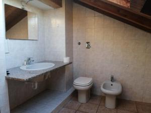 une salle de bain avec toilettes et lavabo dans l'établissement FERRARIN 3 BUSINESS APARTMENT by ITALYVING, à Rho 16 autres photos