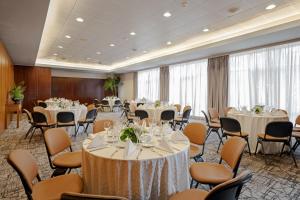 une salle de conférence avec des tables, des chaises et des tables dans l'établissement Terceira Mar Hotel, à Angra do Heroísmo