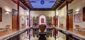 烏納瓦圖納的住宿－盧克提亞阿帕別墅酒店，一座带花瓶的房子里的游泳池