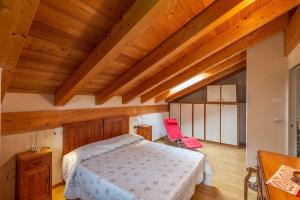 アオスタにあるRelax alle porte di Aostaのベッドルーム1室(ベッド1台、ピンクの椅子2脚付)