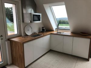 a kitchen with a counter with a sink and a microwave at Ferne und Weite im Sauerland Blick über das Ruhrtal in Barge