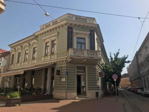 un bâtiment au coin d'une rue dans l'établissement Soleil Apartman Szeged, à Szeged