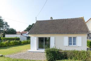 ein kleines weißes Haus mit einem Dach in der Unterkunft La Petite Isle - Maison et jardin - plage à 200 m in Barneville-Carteret