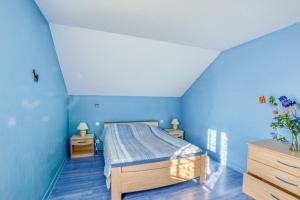 a blue bedroom with a bed and two night stands at Marine - Maison et jardin - Grande Plage à 150 m in Barneville-Carteret