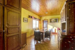a kitchen with a table and chairs in a room at Marine - Maison et jardin - Grande Plage à 150 m in Barneville-Carteret