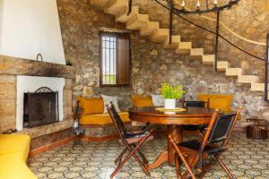 uma sala de jantar com uma mesa e uma lareira em Torre Rivolta em Orbetello