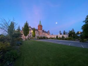 ルーカンにあるThe Lucan Spa Hotelの前に緑の芝生がある大きな建物