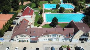 an overhead view of a large building with a pool at Hét Vezér Apartmanhotel in Komárom