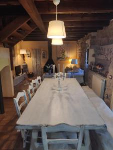 een eetkamer met een lange tafel en stoelen bij Cal París Rural 