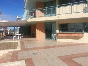 patio esterno con tavolo di Crown Towers Resort Private Apartments a Gold Coast