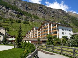 ein Hotel mit einem Berg im Hintergrund in der Unterkunft Haus Viktoria A in Zermatt
