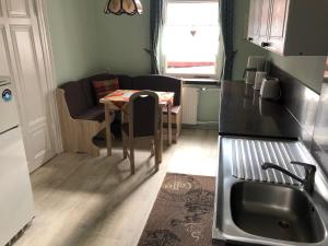 een kleine keuken met een tafel en een keuken bij Ferienwohnung Münch in Rudolstadt
