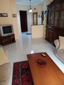 un soggiorno con tavolino e TV di CASA 92100 appartamento in centro ad Agrigento. a Agrigento