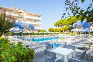 Bazén v ubytování Hotel Al Cigno nebo v jeho okolí