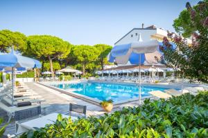 Bazén v ubytování Hotel Al Cigno nebo v jeho okolí