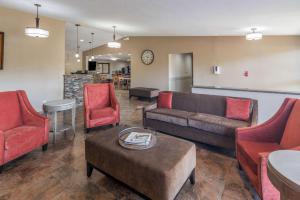 uma sala de estar com sofás e cadeiras e uma mesa em Quality Inn & Suites Downtown Walla Walla em Walla Walla