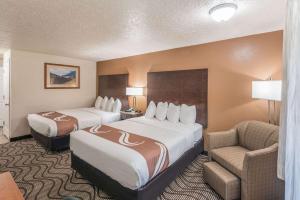Postel nebo postele na pokoji v ubytování Quality Inn & Suites Downtown Walla Walla