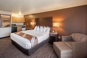 Postel nebo postele na pokoji v ubytování Quality Inn & Suites Downtown Walla Walla